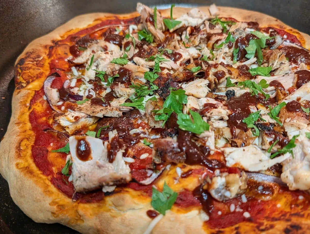Cast Iron Skillet Pizza (435 Cal, 32g Protein)